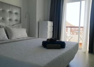 パルム・マールにあるRobert Ocean Viewのベッドルーム1室(青いオブジェクトのベッド1台付)