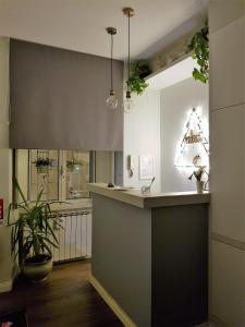 une cuisine avec un comptoir orné d'un arbre de Noël sur le mur dans l'établissement Eighty Four Rooms, à Rome