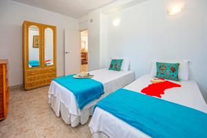 En eller flere senger på et rom på Villa Alegria Villa Apt with Sole Use of Private Pool
