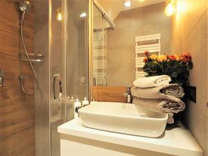 Kúpeľňa v ubytovaní VIP Apartamenty POD KROKWIĄ SPA