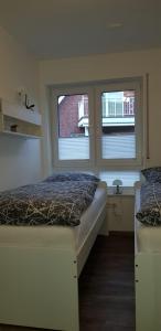 ホールマージールにあるNorderloogのベッドルーム1室(ベッド2台、窓2つ付)
