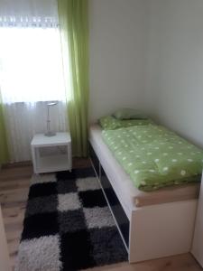 Habitación pequeña con cama y ventana en Exclusive Apartments, en Bietigheim-Bissingen