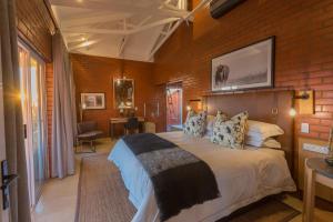 Una cama o camas en una habitación de Rockfig Lodge Madikwe