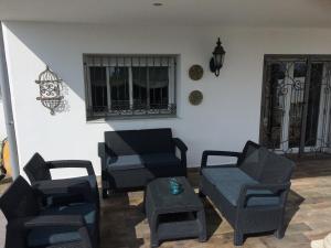 Posezení v ubytování Maison Alriad - Alojamiento familiar tranquilo cerca del mar con jardín, porche y parking privado en el interior de la finca no apto para fiestas