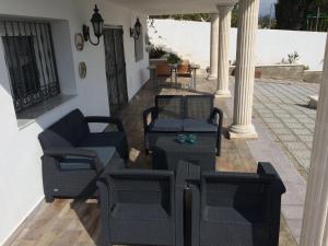 Posezení v ubytování Maison Alriad - Alojamiento familiar tranquilo cerca del mar con jardín, porche y parking privado en el interior de la finca no apto para fiestas