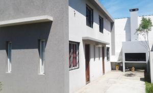 格塞尔镇Sol y Sombra的白色的建筑,旁边有一扇门