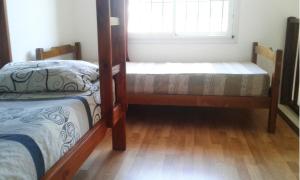 格塞尔镇Sol y Sombra的一间卧室，有两张双层床和一扇窗户