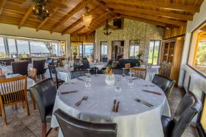 a dining room with a table and chairs at Barons Resort in Atenas