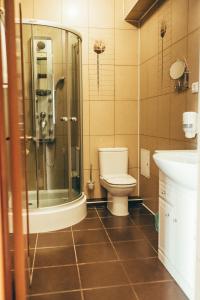 Kylpyhuone majoituspaikassa Hotel-Restaurant Lyube Plus