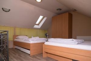 two twin beds in a room with at Apartman Galerija in Užice
