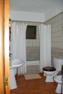 y baño con aseo, lavabo y ducha. en Casa Abuela María, en Isora