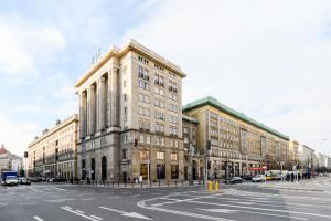 wysoki budynek przy ulicy miejskiej z ulicą w obiekcie Warsaw City Center P&O Serviced Apartments w Warszawie