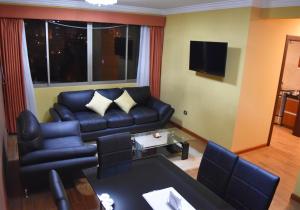 a living room with a couch and a table at Apart Hotel Selenza in Cochabamba