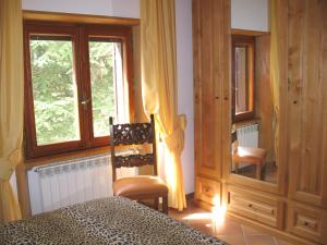 a bedroom with a bed and a window at B&B GLI SCOIATTOLI in Rocca di Mezzo