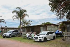 Galerija fotografija objekta Lazy Acre Log Cabins u gradu 'Lakes Entrance'