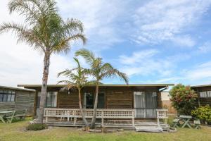 Сад в Lazy Acre Log Cabins