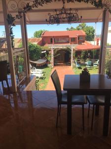 mesa de comedor con vistas a un patio trasero en Hostal Gipuzkoa, en Viña del Mar