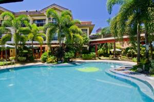 una gran piscina frente a un edificio en Boracay Tropics Resort Hotel, en Boracay