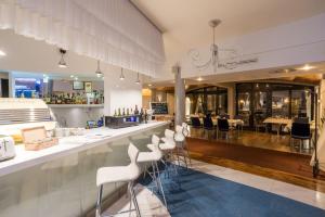 Lounge nebo bar v ubytování Niebieski Art Hotel & Spa