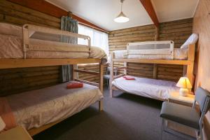 Krevet ili kreveti u jedinici u objektu Lazy Acre Log Cabins