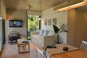 a living room with a couch and a table at El viejo jardin in Villa Gesell
