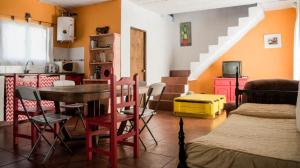 une chambre avec une table et des chaises ainsi qu'une cuisine dans l'établissement La Obra, à Tandil