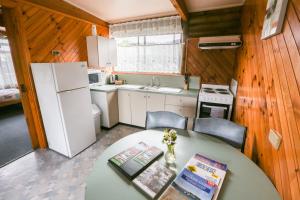 Kuhinja ili čajna kuhinja u objektu Lazy Acre Log Cabins