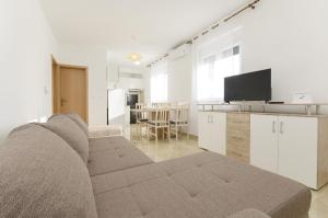 TV a/nebo společenská místnost v ubytování Apartments New home