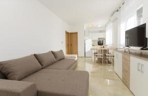 TV a/nebo společenská místnost v ubytování Apartments New home