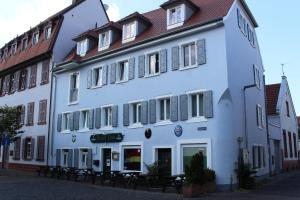 un bâtiment blanc avec un toit rouge dans l'établissement Inside Apartments Speyer, à Speyer