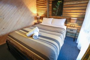 Krevet ili kreveti u jedinici u objektu Lazy Acre Log Cabins