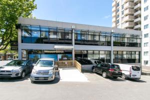 un edificio con auto parcheggiate in un parcheggio di Hobson Lodge ad Auckland
