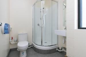 un bagno con doccia, WC e lavandino di Hobson Lodge ad Auckland Altre 20 foto