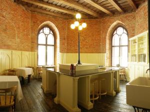 Reštaurácia alebo iné gastronomické zariadenie v ubytovaní Laitse castle