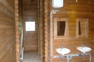 ein Badezimmer mit zwei Waschbecken in einer Holzwand in der Unterkunft Lax-á Greenland Camp in Qassimiut