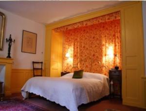 a bedroom with a white bed and a window at Chambres d'hôtes Logis Du Jerzual in Dinan