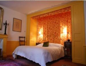 ディナンにあるChambres d'hôtes Logis Du Jerzualのベッドルーム(白いベッド1台、窓付)