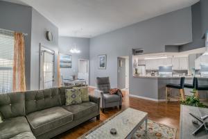 a living room with a couch and a kitchen at o CHARMING CONDO MINUTES FROM GORGEOUS CLEARWATER BEACHES o in Clearwater