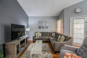 a living room with a couch and a tv at o CHARMING CONDO MINUTES FROM GORGEOUS CLEARWATER BEACHES o in Clearwater