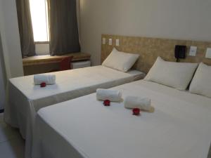 Hotel Executivo Boulevard tesisinde bir odada yatak veya yataklar