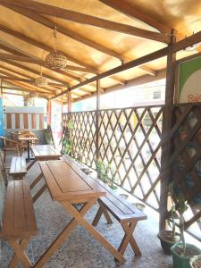 拉布安的住宿－芭蕉自然背包客旅舍，庭院里一组野餐桌