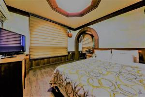 Una cama o camas en una habitación de Pine Motel