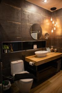 Un baño con un inodoro blanco y un lavabo. en Sunset Bliss, en Klong Muang Beach