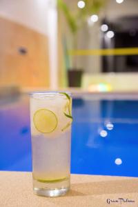 Un vaso de agua con una rodaja de limón. en Hotel Gran Palma Talara, en Talara