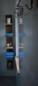 CarassaiにあるCasa MiYoの- 青いタオルの棚(客室内)