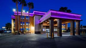 un edificio con luces moradas encima en Best Western McCarran Inn en Las Vegas
