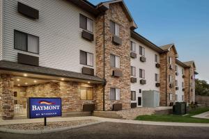 un edificio con un letrero bancario delante de él en Baymont by Wyndham Glenwood, en Glenwood