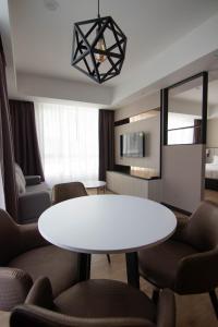 Kuchyň nebo kuchyňský kout v ubytování Higher Hotel