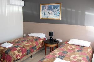 Ένα ή περισσότερα κρεβάτια σε δωμάτιο στο Civic Motor Inn +50 φωτογραφίες