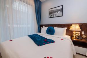Postel nebo postele na pokoji v ubytování Hanoi Hanvet Hotel